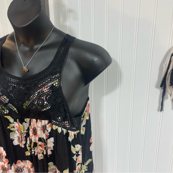 Torrid Black and Pink Blouse with Elegant Floral Design 1X - Picture 3 of 6